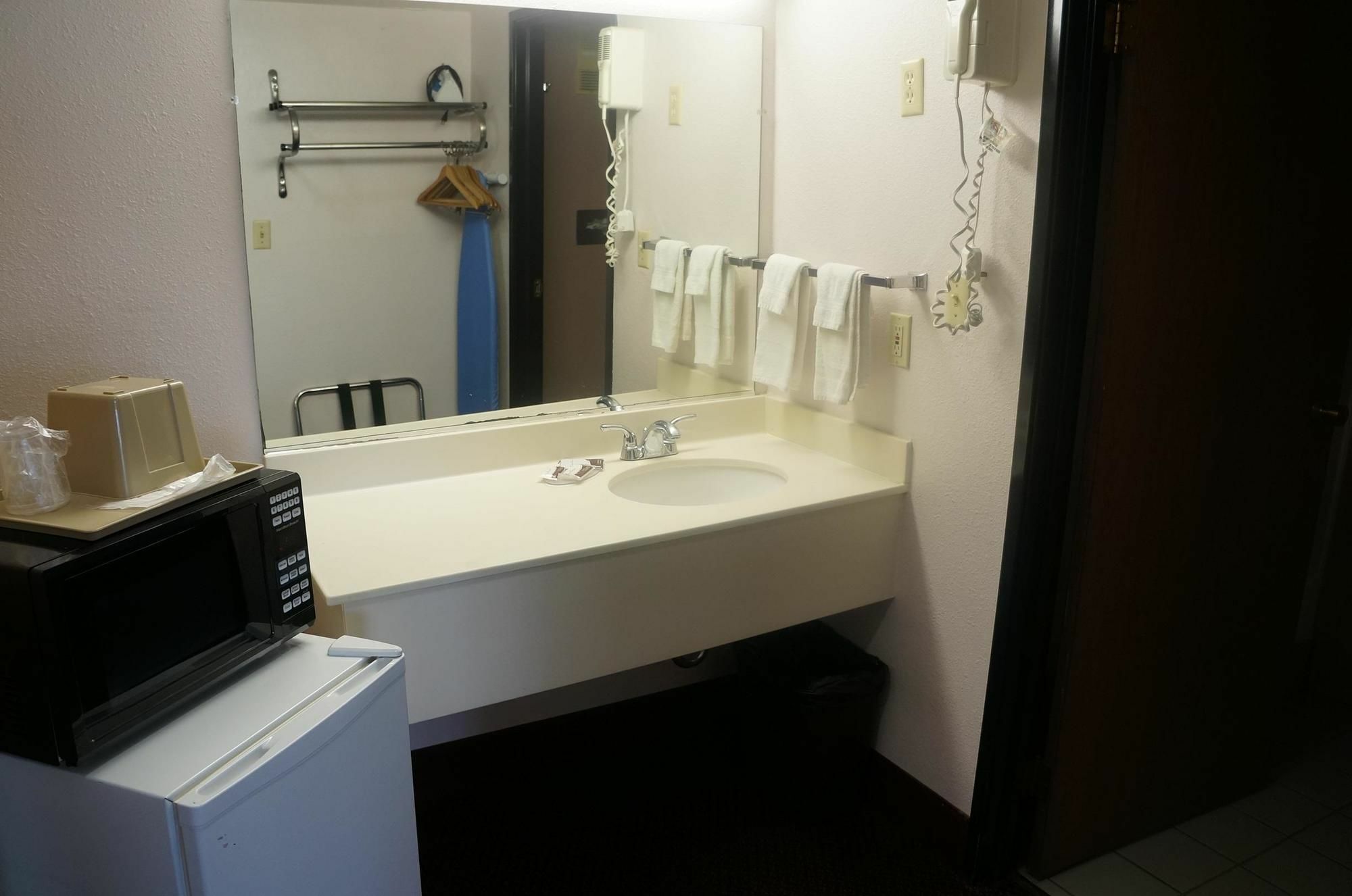 Super 8 By Wyndham Fort Scott ภายนอก รูปภาพ